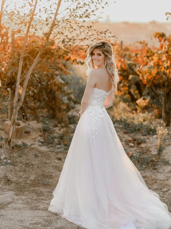 Strapless lace and tulle weddinggown